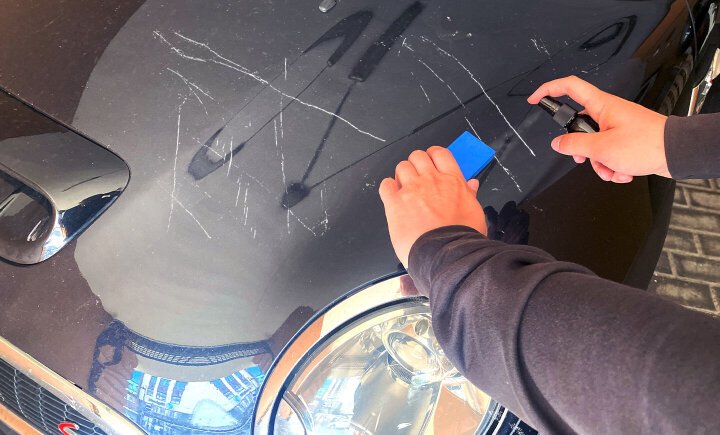 Spray nano NuraFix aplicado sobre la pintura del coche — rellenando rayones y revitalizando el acabado